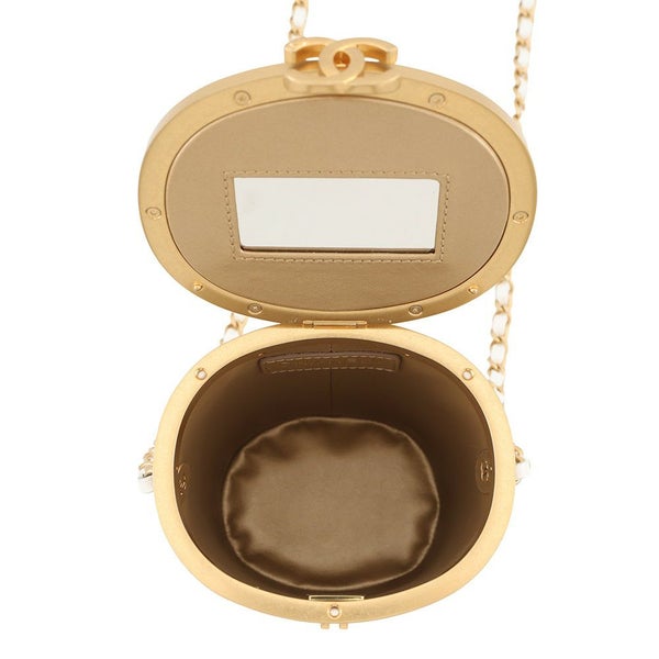 シャネル チェーンショルダーバッグ ココマーク マトラッセ バニティ ラムスキン AS2641 CHANEL 白