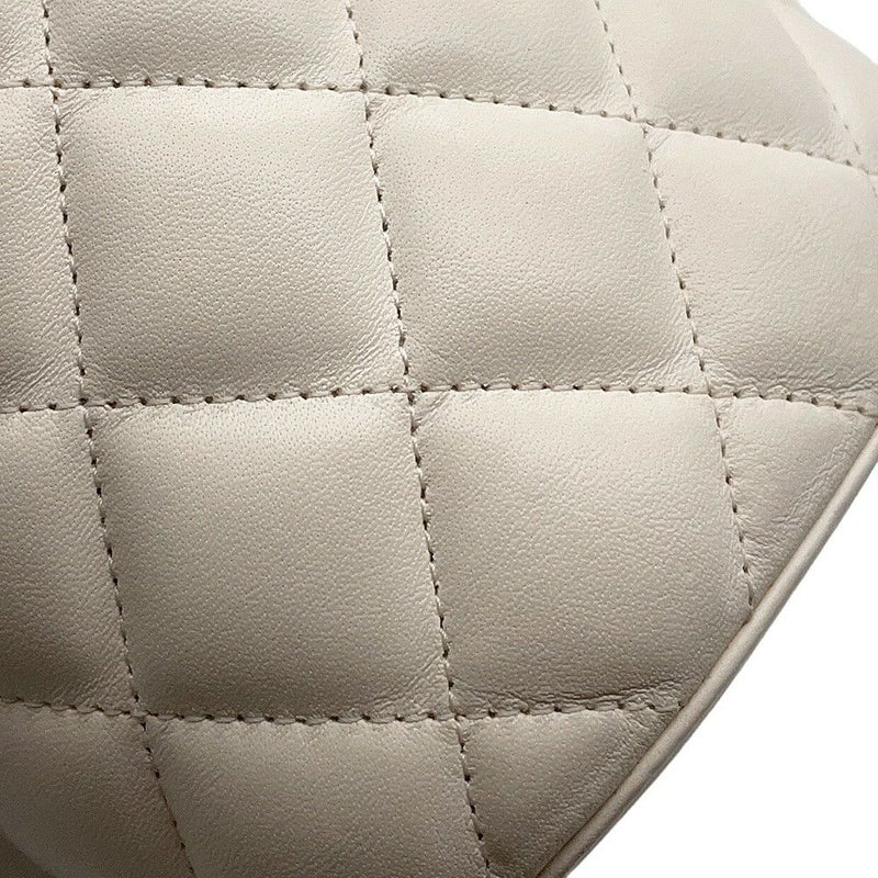 シャネル チェーンショルダーバッグ ココマーク マトラッセ バニティ ラムスキン AS2641 CHANEL 白