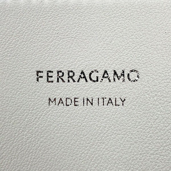 サルヴァトーレ・フェラガモ トートバッグ ガンチーニ 21A012 Ferragamo 白