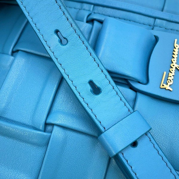 フェラガモ チェーンショルダーバッグ VIVA BOW ヴァラリボン レザー 21I446 Ferragamo