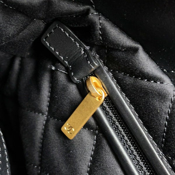 シャネル ハンドバッグ CHANEL 22 マトラッセ スモール シャイニー カーフスキン AS3260 ポーチ付き 黒