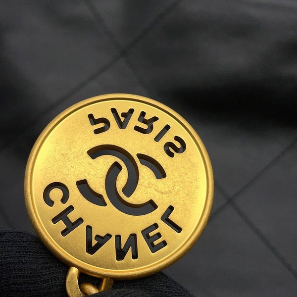 シャネル ハンドバッグ CHANEL 22 マトラッセ スモール シャイニー カーフスキン AS3260 ポーチ付き 黒