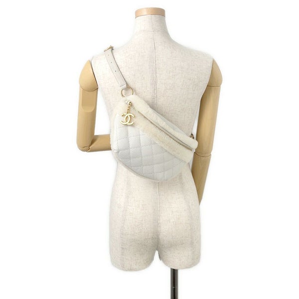 シャネル ボディバッグ マトラッセ チェーンショルダー ココマーク レザー/ムートン CHANEL 白