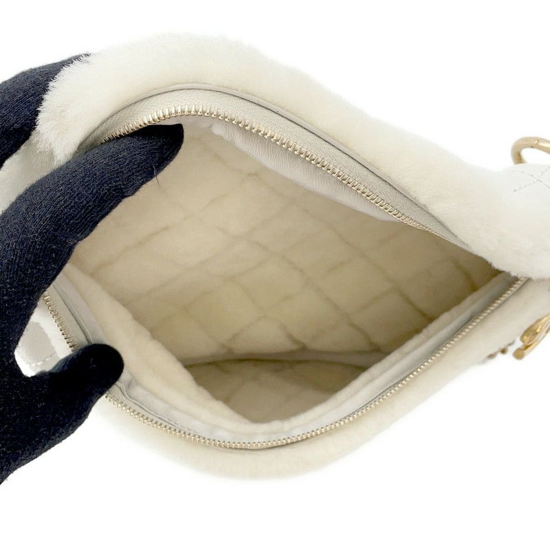 シャネル ボディバッグ マトラッセ チェーンショルダー ココマーク レザー/ムートン CHANEL 白