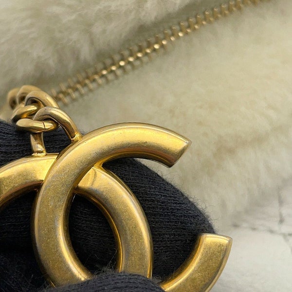 シャネル ボディバッグ マトラッセ チェーンショルダー ココマーク レザー/ムートン CHANEL 白