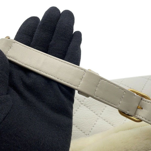 シャネル ボディバッグ マトラッセ チェーンショルダー ココマーク レザー/ムートン CHANEL 白