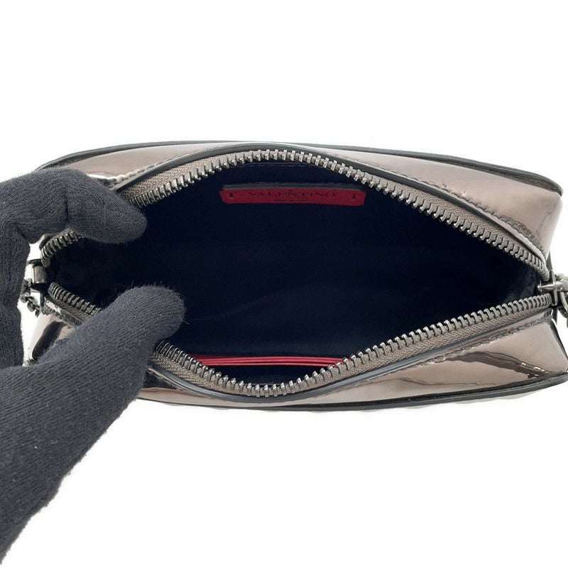 ヴァレンティノ・ガラヴァーニ チェーンショルダーバッグ エンボス ロックスタッズ パテント QW0P0R59IIZ VALENTINO