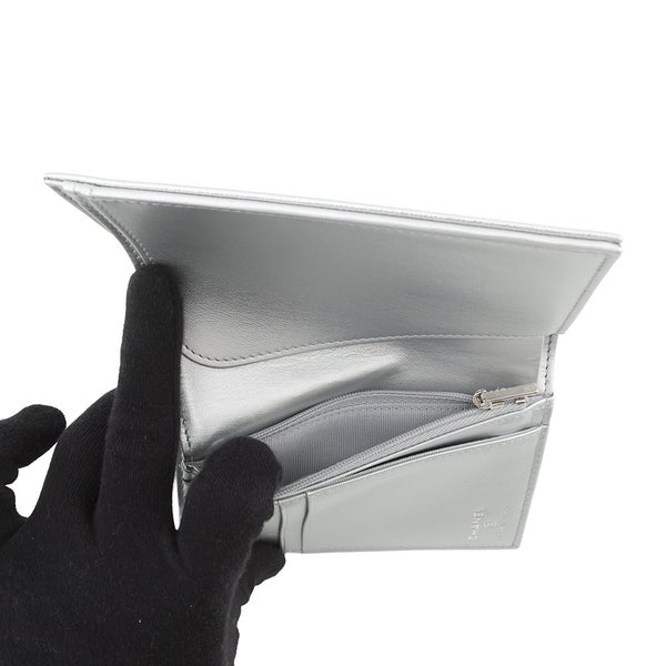 シャネル パスポートケース 二つ折り財布 ココマーク メタリック コンパクトウォレット キャビアスキン AP4665 CHANEL