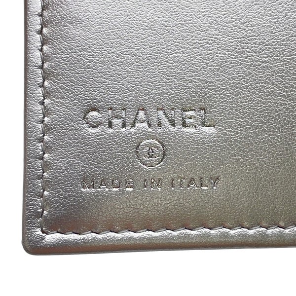 シャネル パスポートケース 二つ折り財布 ココマーク メタリック コンパクトウォレット キャビアスキン AP4665 CHANEL