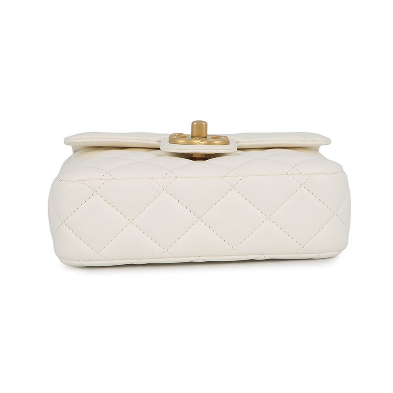 シャネル チェーンショルダーバッグ マトラッセ ココマーク メダル ラムスキン AS3738 CHANEL 白
