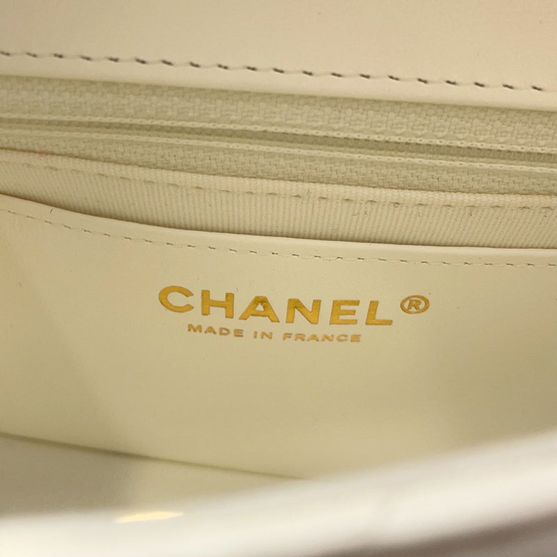 シャネル チェーンショルダーバッグ マトラッセ ココマーク メダル ラムスキン AS3738 CHANEL 白