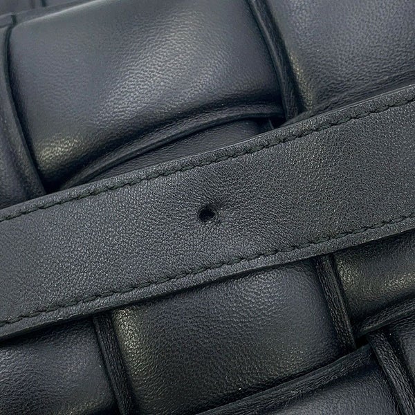 ボッテガヴェネタ ショルダーバッグ イントレチャート パデッド カセット ラムスキン 591970 BOTTEGA VENETA 黒