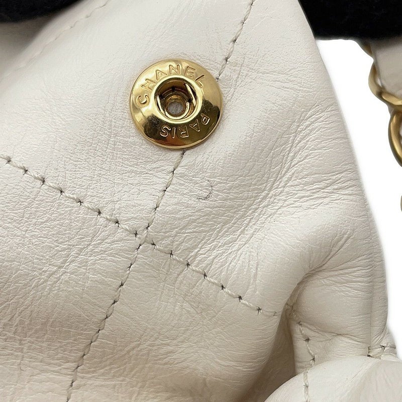 シャネル ハンドバッグ CHANEL 22 マトラッセ スモール シャイニーカーフスキン AS3260 ポーチ付き 白