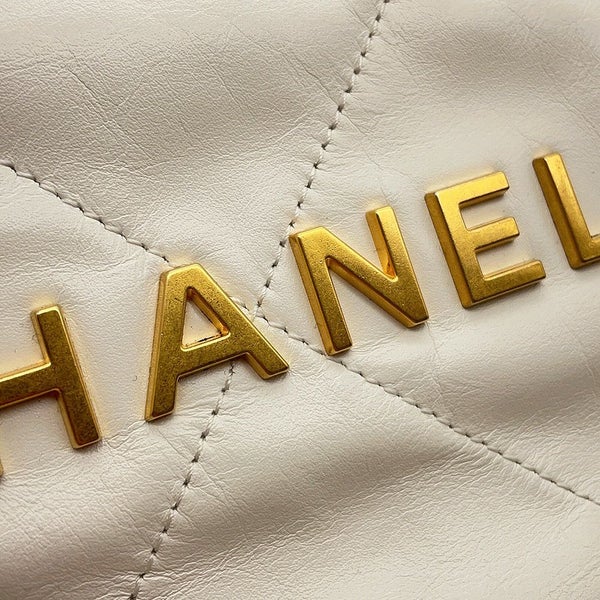 シャネル ハンドバッグ CHANEL 22 マトラッセ スモール シャイニーカーフスキン AS3260 ポーチ付き 白