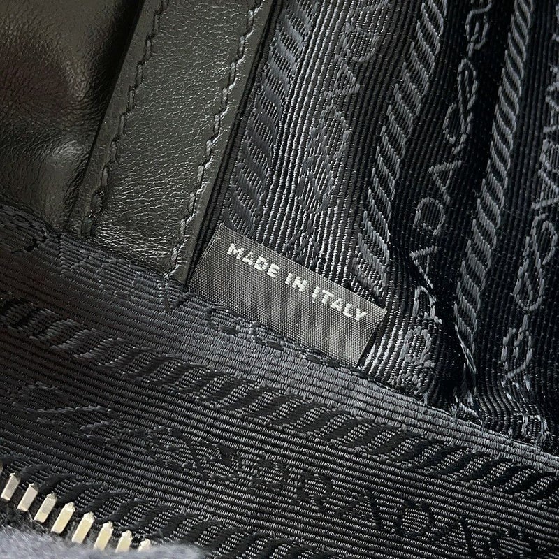 プラダ ボディバッグ トライアングルロゴ レザー 2VZ031 PRADA 黒