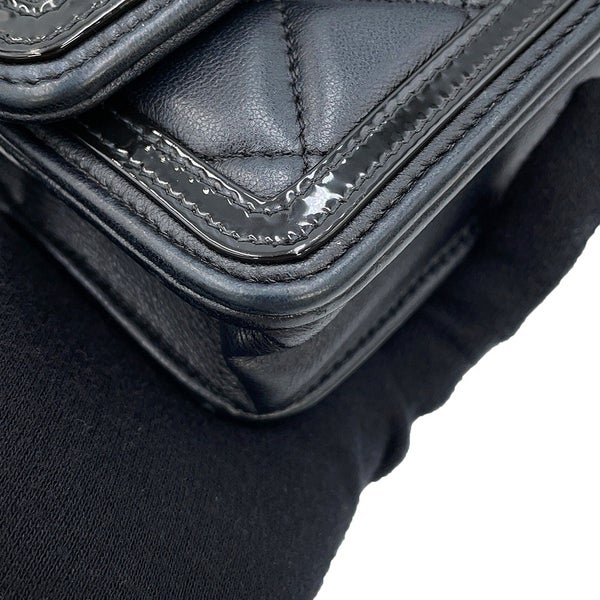 シャネル フォンケース マトラッセ ココマーク ラムスキン パテント AP3559 CHANEL 黒