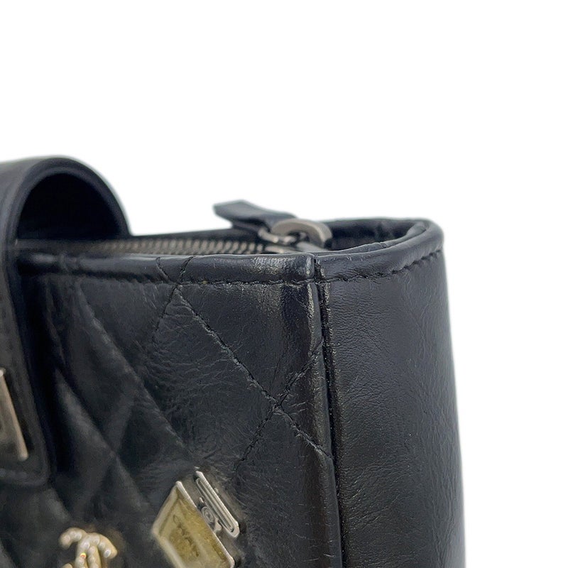 シャネル フォンケース マトラッセ 2.55 ミニ チェーンポシェット ラッキーチャーム カーフレザー A80446 CHANEL 黒