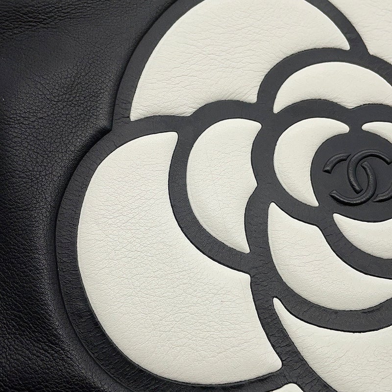 シャネル トートバッグ カメリア ロゴ ラムスキン A20856 CHANEL 黒 白