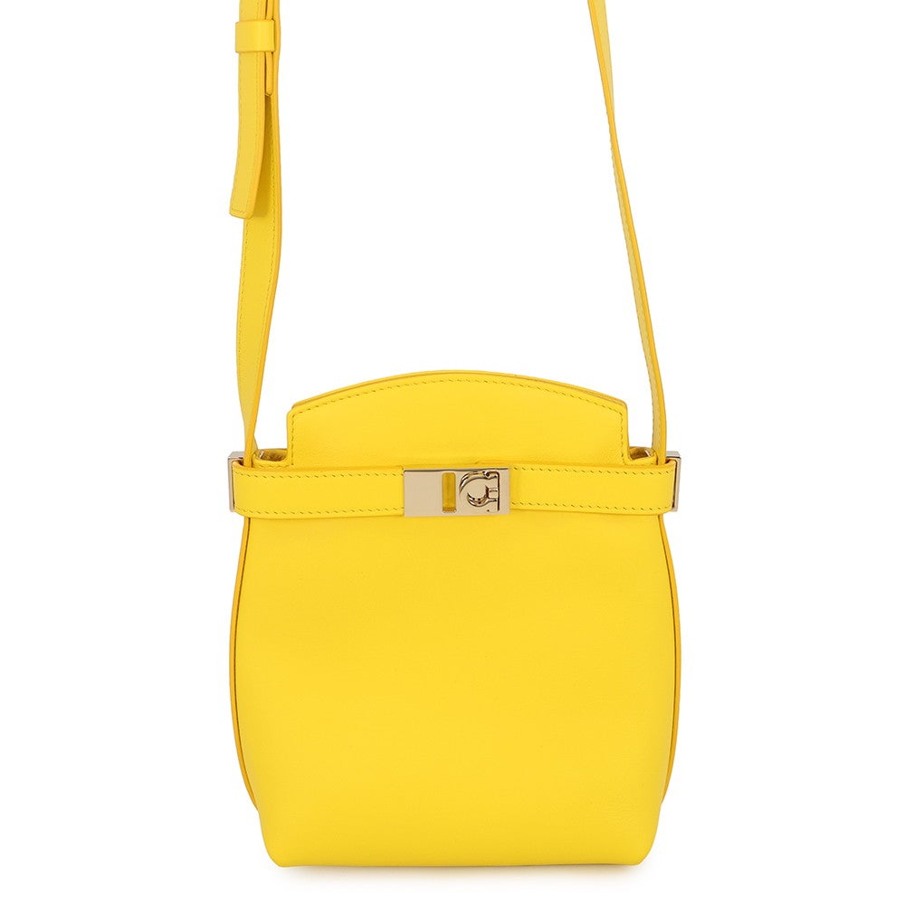 サルヴァトーレ・フェラガモ ショルダーバッグ ハグ フォンホルダー カーフレザー 220650 Ferragamo サルヴァトーレ・フェラガモ ショルダーバッグ ハグ フォンホルダー