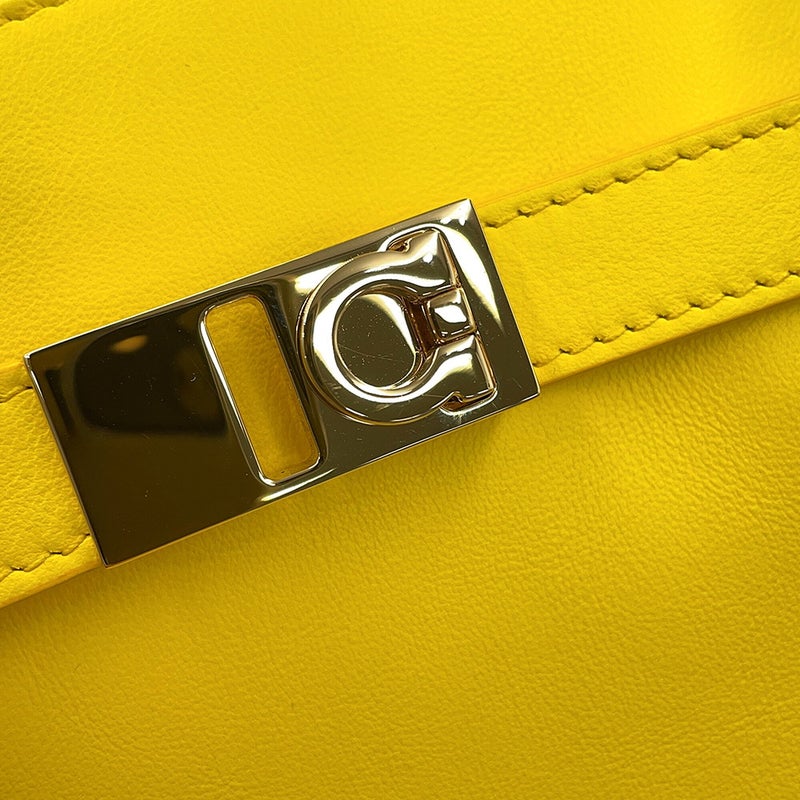 サルヴァトーレ・フェラガモ ショルダーバッグ ハグ フォンホルダー カーフレザー 220650 Ferragamo