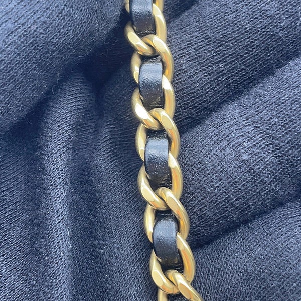 シャネル ハンドバッグ CHANEL 22 ミニ ココマーク シャイニーカーフレザー AS3980 CHANEL 2way 黒
