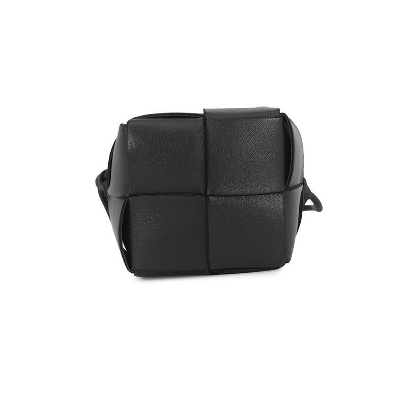 ボッテガヴェネタ ショルダーバッグ イントレチャート ミニ カセット バケット ラムスキン 680217 BOTTEGA VENETA 黒