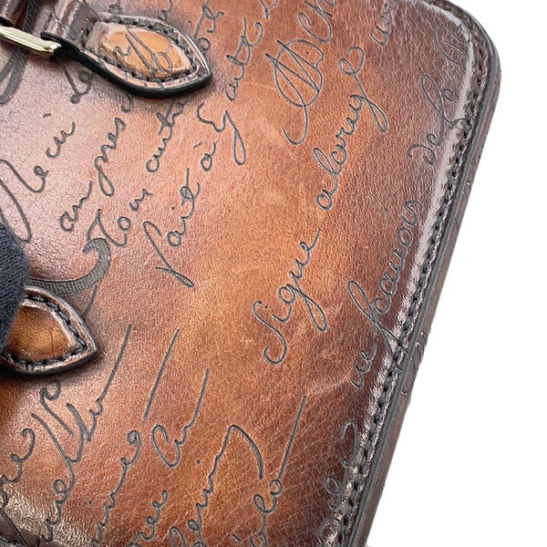 ベルルッティ ボディバッグ アンジュール ナノ スクリット スワイプ レザーポーチ レザー Berluti