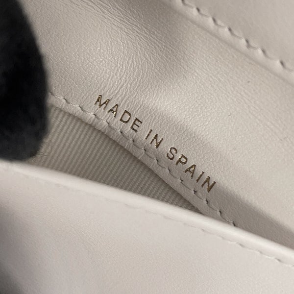 シャネル 三つ折り財布 マトラッセ ココマーク クラシック スモール フラップ ウォレット キャビアスキン AP4564 CHANEL 白