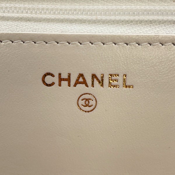 シャネル チェーンウォレット マトラッセ ココマーク ラムスキン AP4241 CHANEL 財布 白