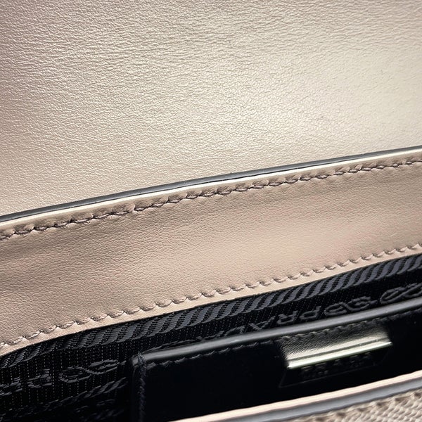 プラダ ショルダーバッグ トライアングルロゴ サフィアーノ レザー 2VD065 PRADA バッグ