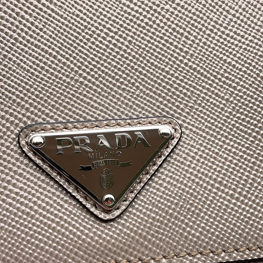 極美品★PRADA プラダ 2VD065 サフィアーノレザー ARGILLA トライアングルロゴプレート付 ショルダーバッグ 保存袋付き イタリア製 レディース 楽天市場】【10%OFF】 プラダ ショルダーバッグ サフィアーノ レザー