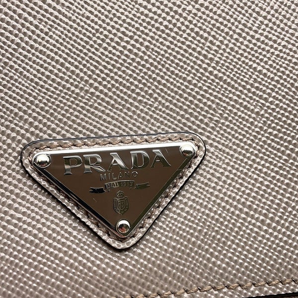 プラダ ショルダーバッグ トライアングルロゴ サフィアーノ レザー 2VD065 PRADA バッグ