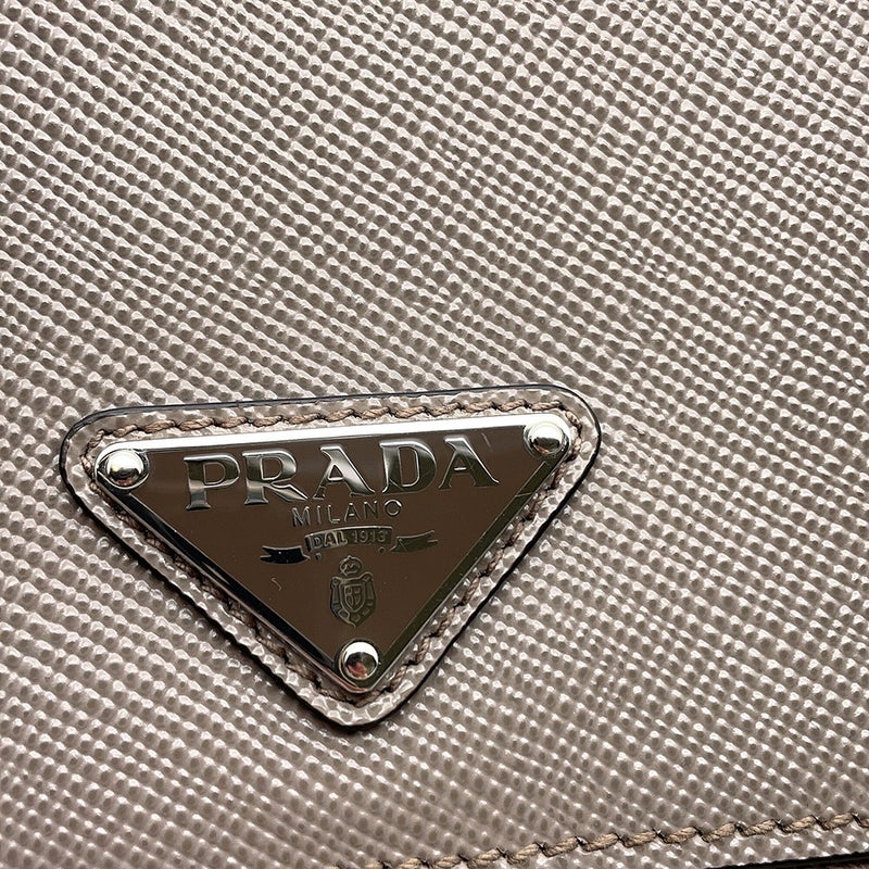 プラダ ショルダーバッグ トライアングルロゴ サフィアーノ レザー 2VD065 PRADA バッグ