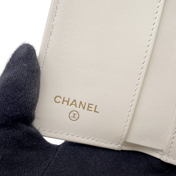 シャネル 三つ折り財布 マトラッセ ココマーク クラシック スモール フラップ ウォレット キャビアスキン AP0230 CHANEL 財布 白