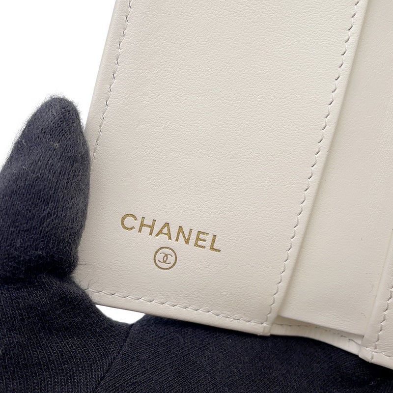 シャネル 三つ折り財布 マトラッセ ココマーク クラシック スモール フラップ ウォレット キャビアスキン AP0230 CHANEL 財布 白