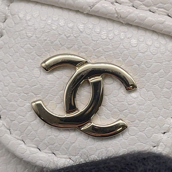 シャネル 三つ折り財布 マトラッセ ココマーク クラシック スモール フラップ ウォレット キャビアスキン AP0230 CHANEL 財布 白