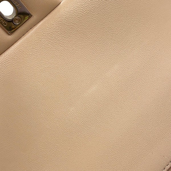 シャネル チェーンショルダーバッグ マトラッセ ココマーク トップハンドル ミニ フラップ ラムスキン AS2431 CHANEL