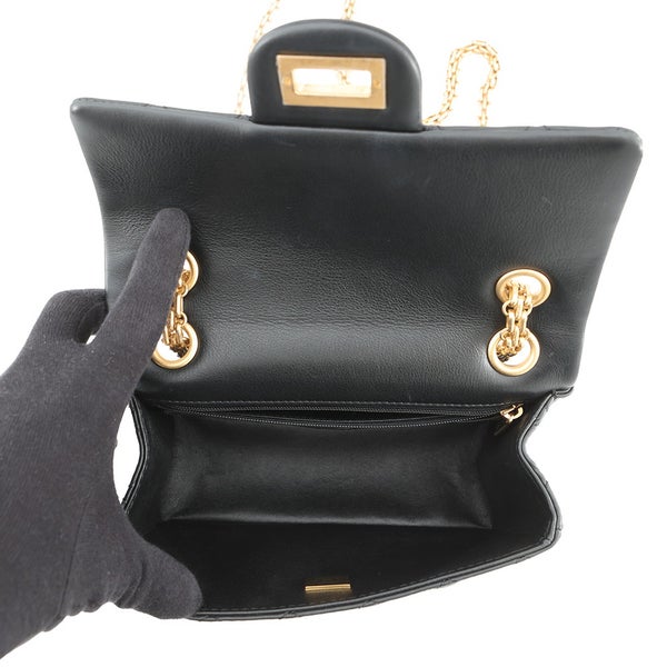 シャネル チェーンショルダーバッグ マトラッセ 2.55 ミニ レザー CHANEL 黒