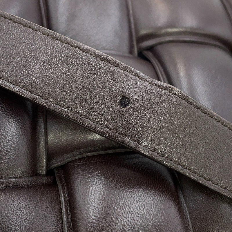 ボッテガヴェネタ ショルダーバッグ イントレチャート パデッド カセット ラムスキン 591970 BOTTEGA VENETA ブラウン