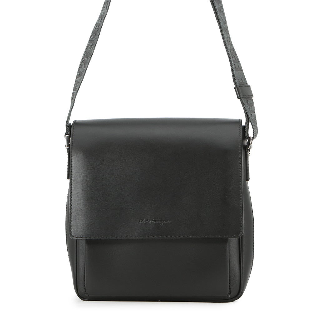 サルヴァトーレ フェラガモ メッセンジャー バッグ ブラック 美品 ナイロン レザー 中古 GL-24 8619 Salvatore Ferragamo 軽い ショルダーバッグ フラップ 旅行 ビジネス 書類 a4 シンプル ロゴ 黒 サルヴァトーレ・フェラガモ ショルダーバッグ メッセンジャーバッグ