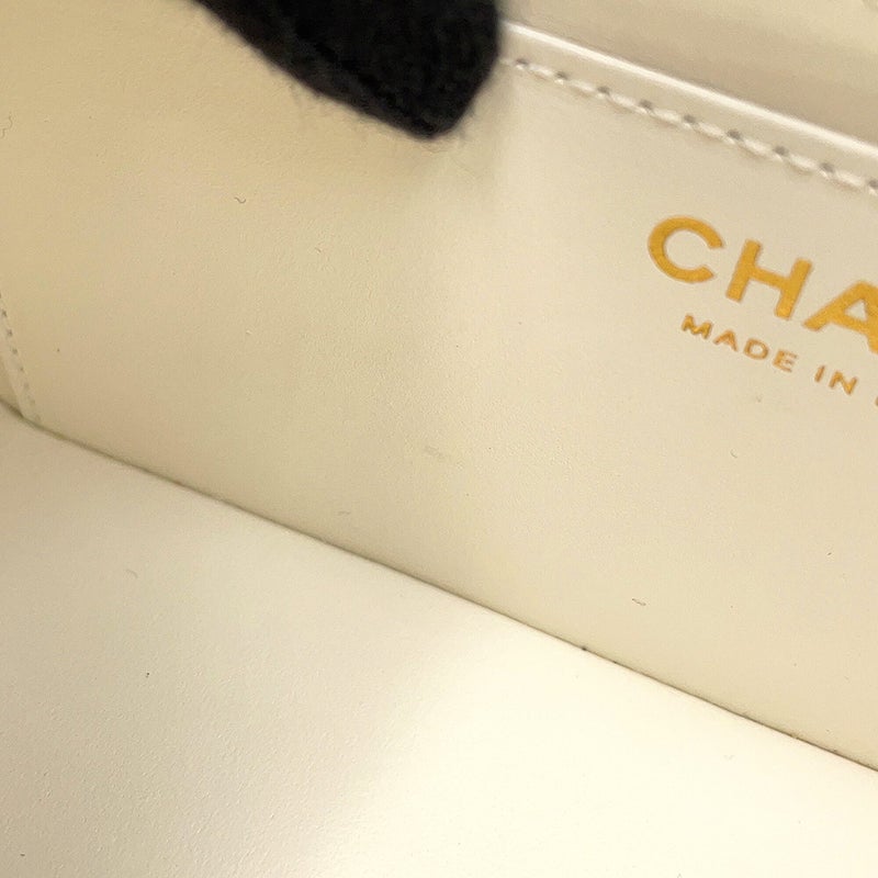 シャネル チェーンショルダーバッグ マトラッセ ココマーク トップハンドル スモール キャビアスキン AS5702 CHANEL 白