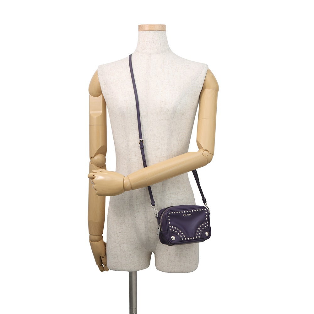 プラダ ショルダーバッグ   1N1674 プラダ ショルダーバッグ カメラバッグ スタッズ レザー 1N1674 PRADA