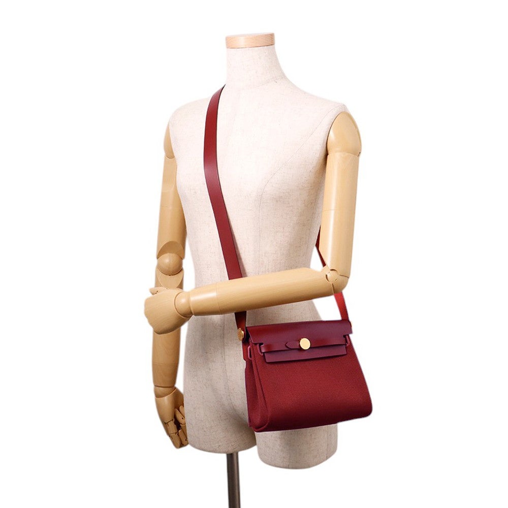 エルメス HERMES エールバッグジップ ミニ ルージュセリエ ショルダーバッグ バッグ キャンバス レザー トワルミリタリー / ヴァッシュハンター トワルミリタリー ローズテキサス K刻印（2025年製造） レディース レッド系 / ボルドー系 【中古】 HERMES（エルメス） エールバッグジップ ミニ ルージュセリエ