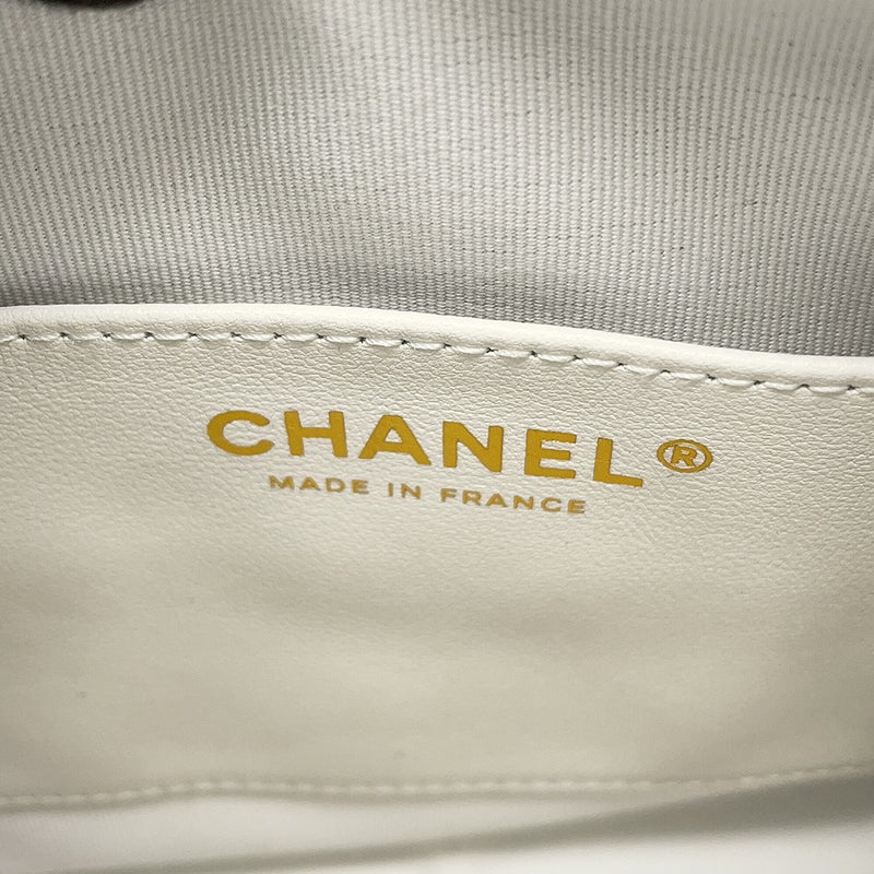シャネル ショルダーバッグ カメラバッグ スモール ココマーク マトラッセ ラムスキン AS2923 CHANEL 白