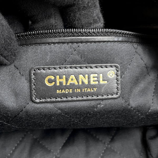 シャネル ハンドバッグ CHANEL 22 マトラッセ スモール キャビアスキン AS3260 ポーチ付き 黒