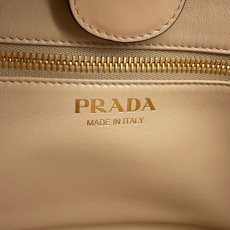 プラダ トートバッグ ミディアム ショッピングバッグ トライアングルロゴ レザー 1BG483 PRADA バッグ