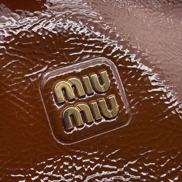 ミュウミュウ ポーチ ナプラック パテントレザー 5NE841 MIUMIU ハンドバッグ