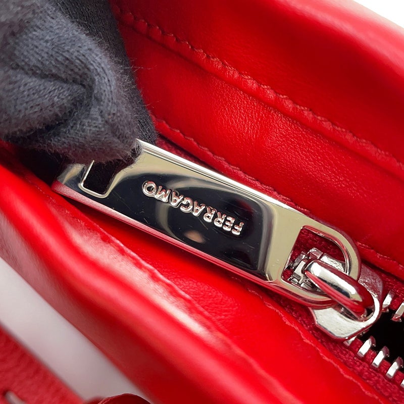 サルヴァトーレ・フェラガモ ショルダーバッグ カットアウト レザー 214956 Ferragamo