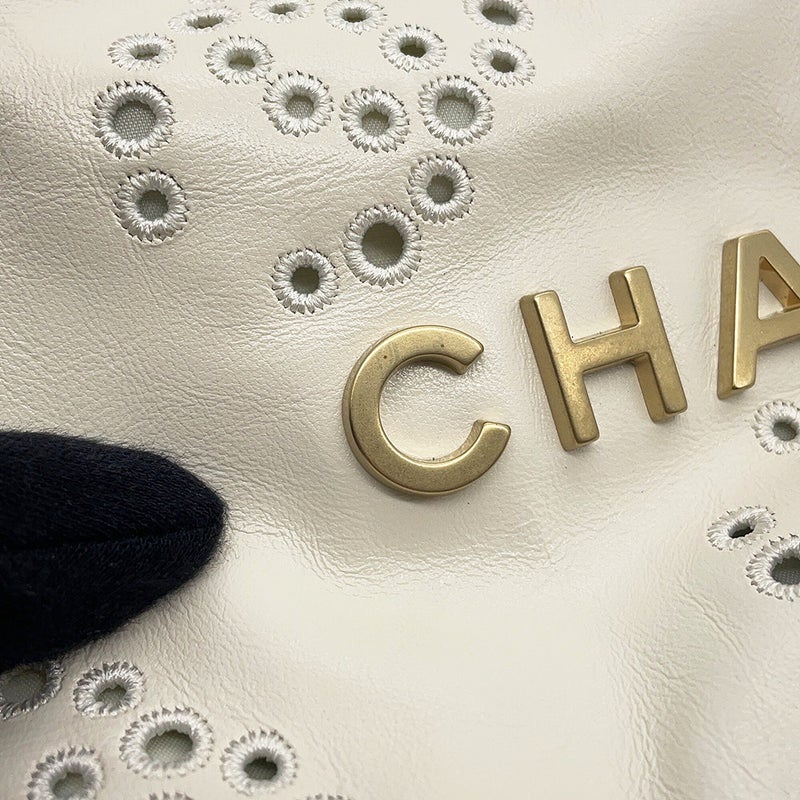 シャネル ハンドバッグ CHANEL 22 ミニ ココマーク パンチング シャイニーカーフレザー AS3980 2wayショルダー 白