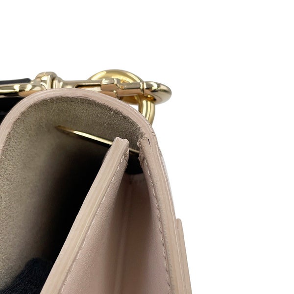 サルヴァトーレ・フェラガモ ショルダーバッグ リボン レザー 21G906 Ferragamo
